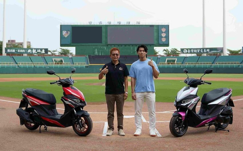 Kymco 找來台灣隊長陳傑憲（右）合體，左為光陽集團新任總經理徐文元。
