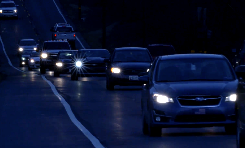 英國研究指出，96% 的駕駛認為，大多數或部分車燈亮度過高。