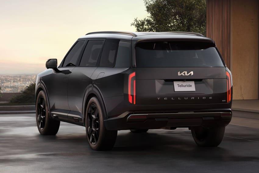 直立式 LED 尾燈設計與車頭呼應，讓整體造型更有一致性。