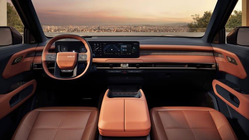 採用新世代駕駛介面強化科技感，雙色內裝鋪陳也呈現獨特豪華氛圍。