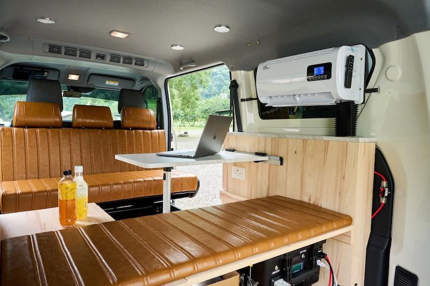 結合木作內裝與多功能空間設計，座椅、床鋪與桌椅可依需求自由切換，最大平躺空間可容納兩位成人與一位幼童。