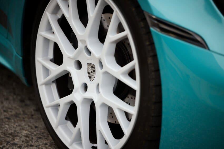 腳下前 20 吋/後 21 吋 RS Spyder 多輻式輪圈強化整體跑格。