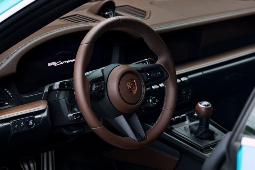 內裝以木質飾板搭配棕色、黑色皮革營造專屬豪華氛圍。