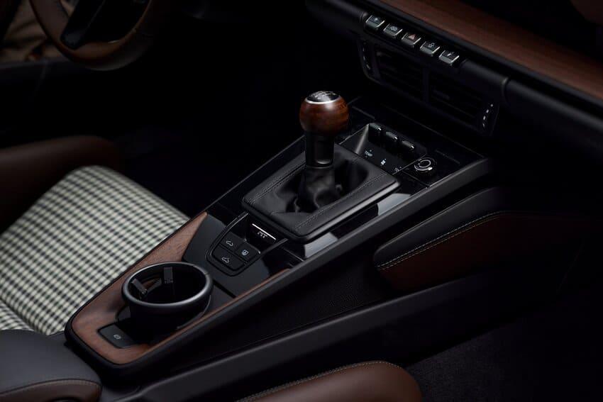 全新「Formosa」格紋圖案是本車專屬設計，可見於賽車桶椅前端及車頭行李廂內襯。