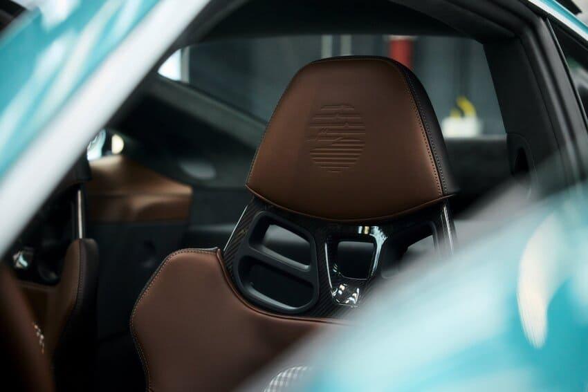 座椅頭枕處設有專屬 Formosa 壓印，彰顯獨特身分。