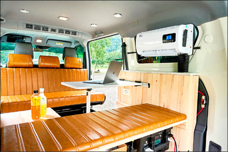 J SPACE輕露營車內部採全木作結構，可依需求自由切換運用，並配有獨立冷氣、110V家用插座等實用配備。