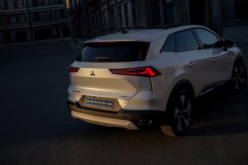 車尾簡潔鋪陳並配有六角形的線條。