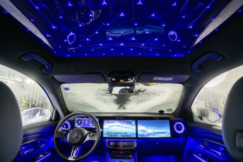 MBUX Superscreen 搭配全景式玻璃天窗營造出獨特的豪華座艙氛圍。