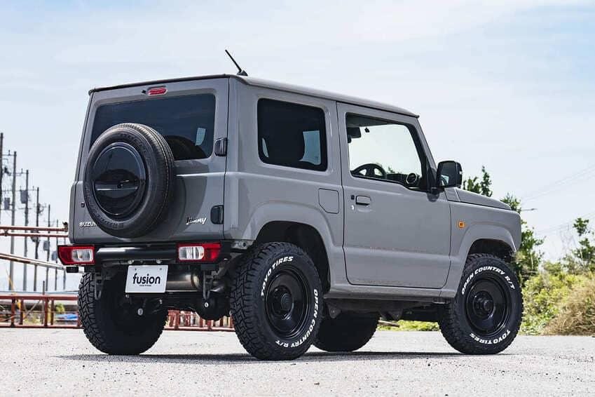 車尾變化不大，亮點在於與腳下新款圓盤式輪圈呼應的備胎飾蓋。