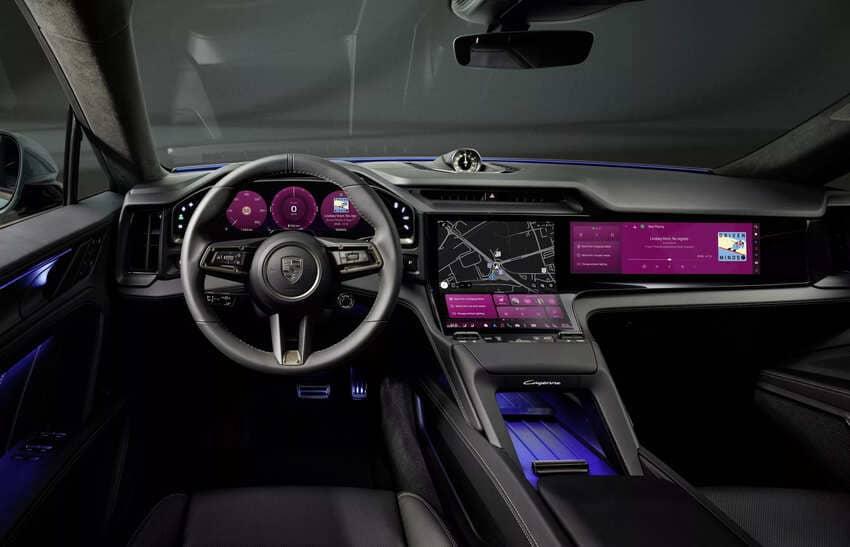 內裝採用最新「Interior of The Future」設計概念，以三具螢幕建構起新世代駕駛介面。