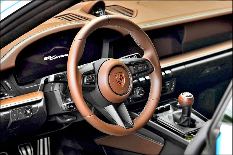 透過木質飾板與棕黑雙色皮革的搭配，營造豪華座艙氛圍。