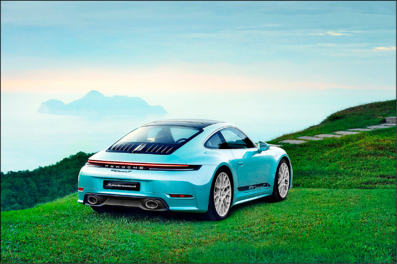 911 Carrera T「Formosa」車身採用伊帕內瑪藍搭配鈴鹿灰，注入浩瀚海洋及壯麗岩壁的設計意象。