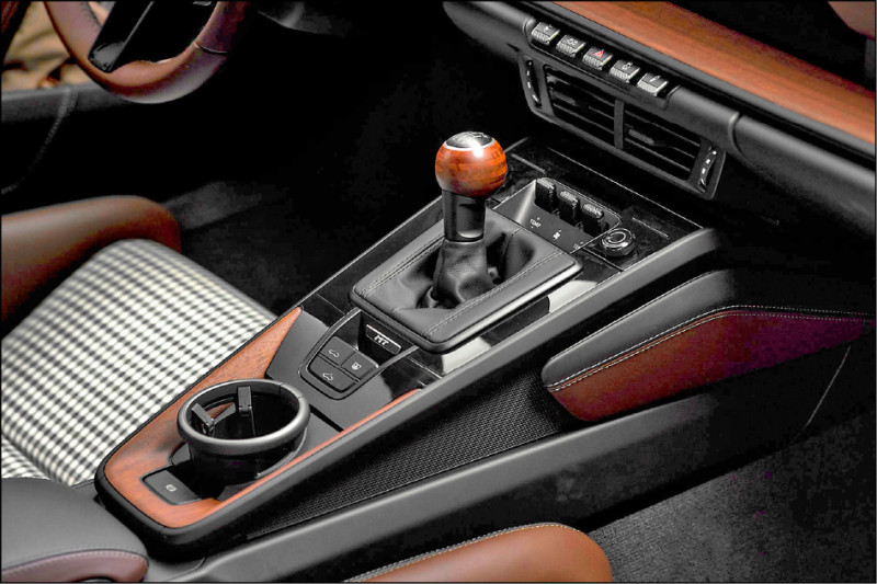 全新「Formosa」格紋圖案是專屬設計，可見於賽車桶椅前端及車頭行李廂內襯。