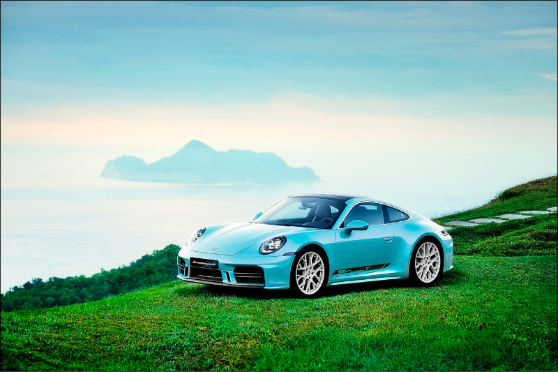 台灣保時捷推出911 Carrera T「Formosa」客製化跑車，向台灣山海美景致敬。