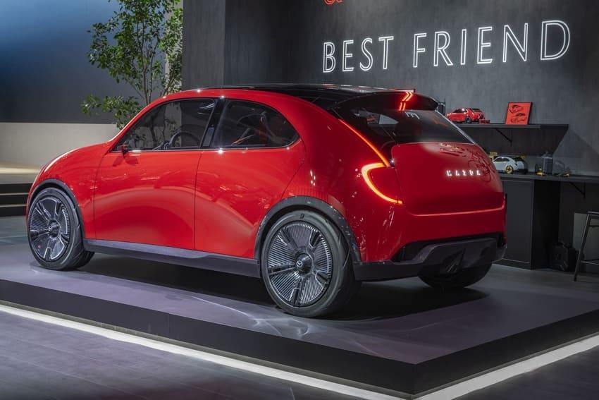 擁有緊湊車格設定，並以進化版魂動設計語彙打造動感造型。