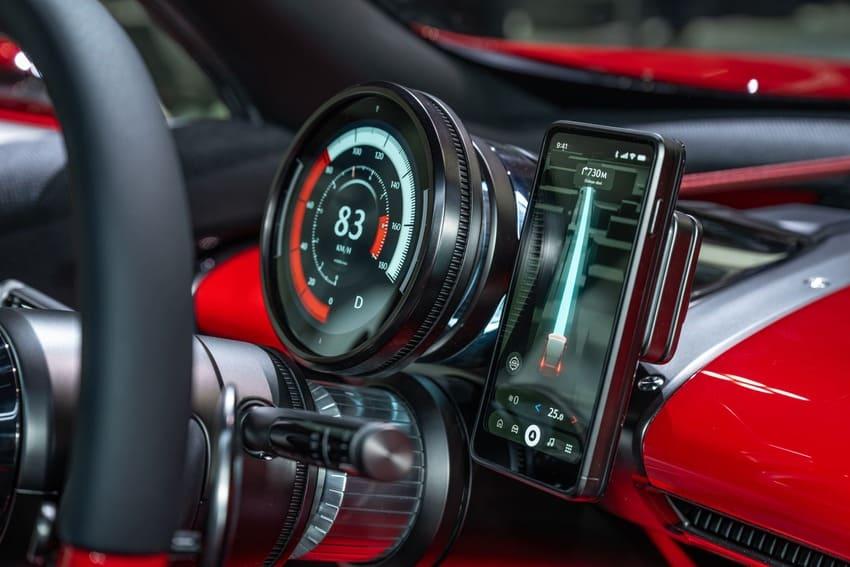 改以手機支架取代傳統中控螢幕。