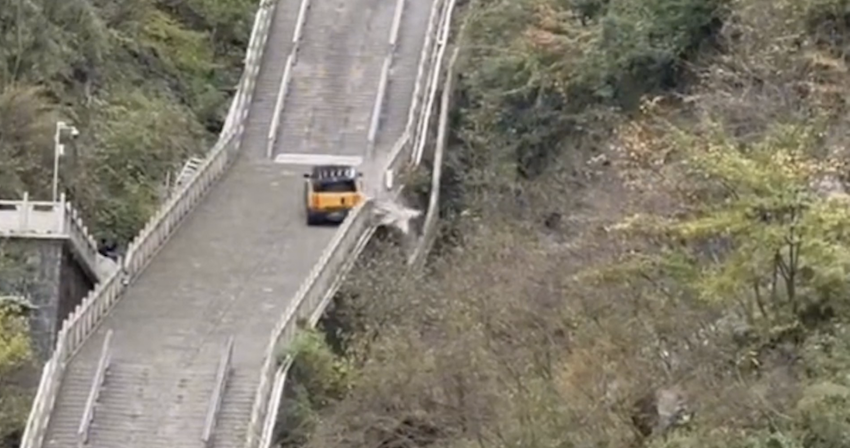 中國奇瑞汽車在 11 月 12 日時，以一輛電動越野車風雲 X3L 挑戰中國湖南張家界天門山天梯，結果該車在攀爬至陡坡處，失控下滑並撞毀部分護欄。