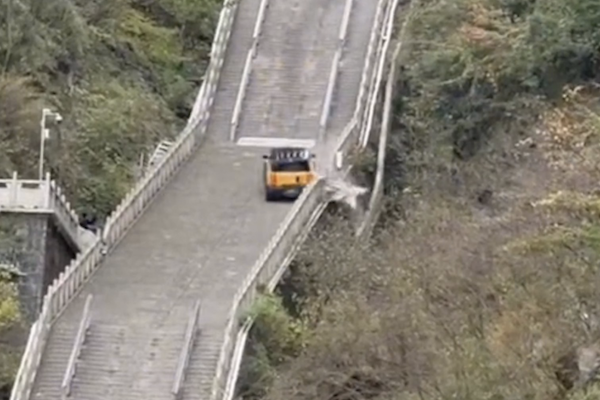 學 Land Rover 爬天梯 中國電動車失控撞壞護欄