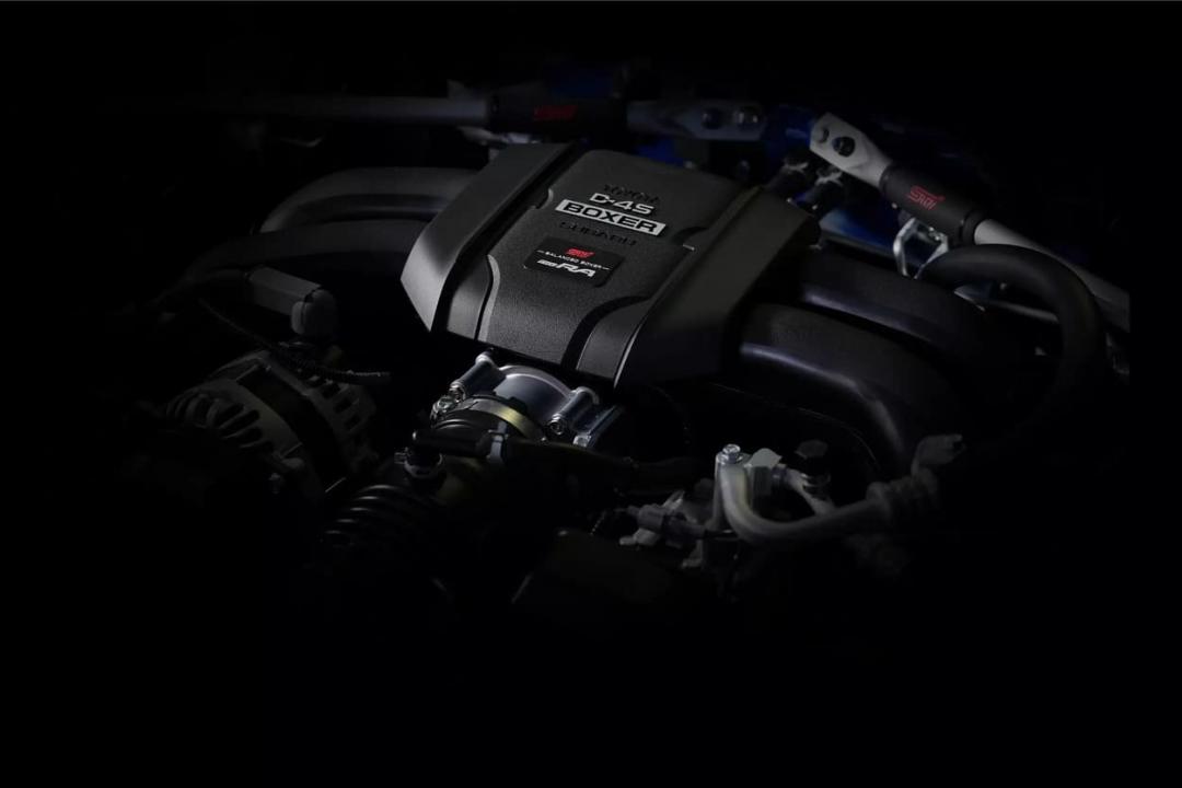 引擎上設有 Type RA 專屬銘牌彰顯特仕身分。