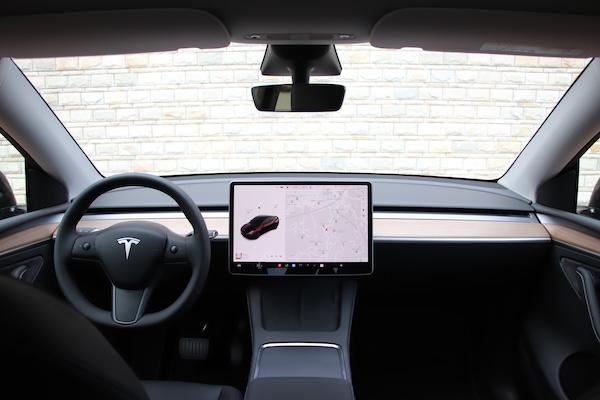 大轉彎！外媒爆：Tesla 將導入 Apple CarPlay 系統  