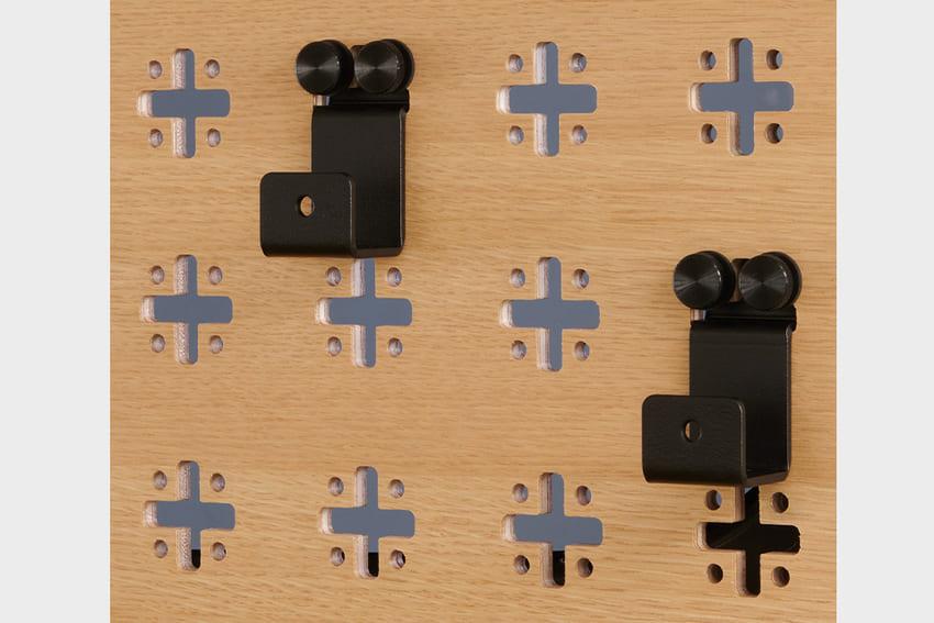 透過鋼製貨架、十字型孔板與可靈活調整位置的專用支架，讓後廂發揮出多功能用途。