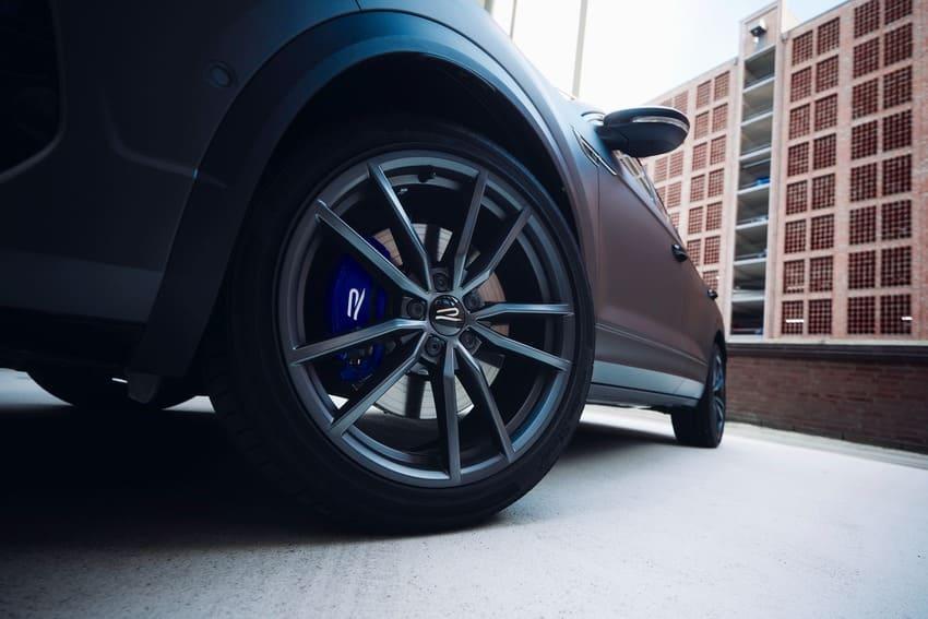 霧影消光灰車色及 19 吋多輻式鋁圈讓整體造型變得更加搶眼。