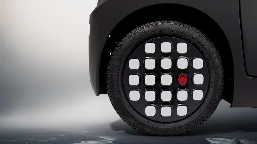 腳下的棋盤狀白色輪圈相當吸睛。