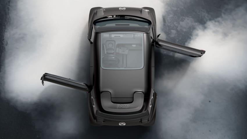 不對稱的車門開啟方式是 Ami 特色之一，Ami Dark Side 特仕版也加裝擾流尾翼強化動感氣勢。