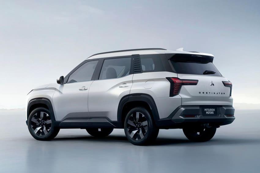 車尾造型與車頭呼應，T 字型燈組相當吸睛。