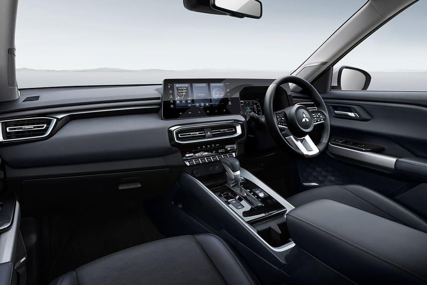 內裝以 8 吋數位儀表與 12.3 吋中控螢幕作為科技亮點。