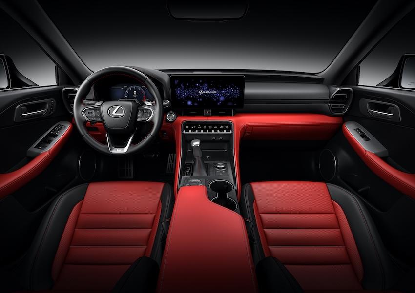 在座椅、前中央扶手、前飾板都換上新開發的 PROMINENCE 顏色，靈感來自紅色火焰覆蓋太陽的形象。