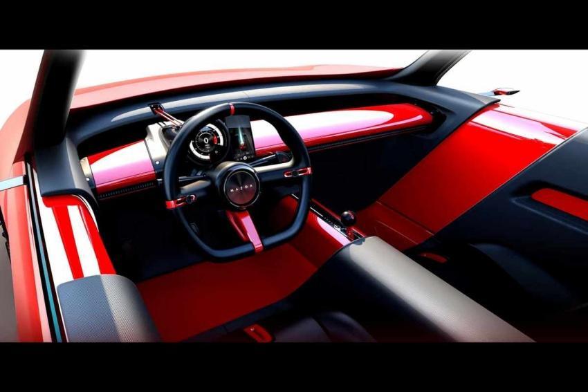 車內採用極簡鋪陳，以駕駛手機取代觸控螢幕。