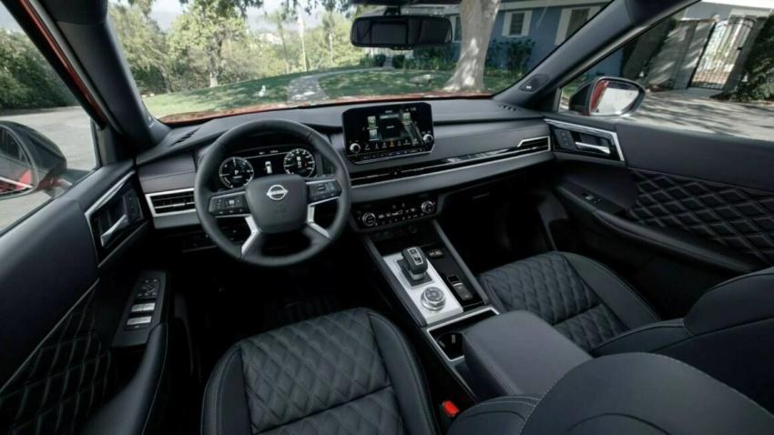 X-Trail PHEV 的內裝直接沿用 Mitsubishi Outlander PHEV 鋪陳。