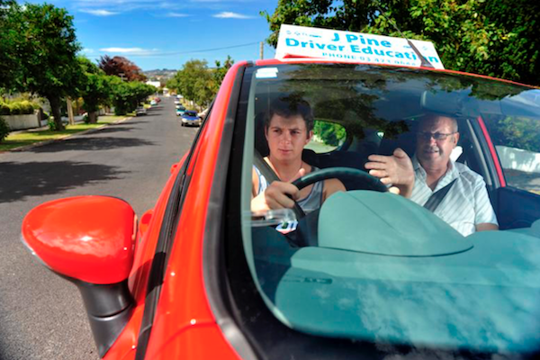 拿英國駕照太難！考生連考 128 次筆試仍失敗　花超過 10 萬元路考不過