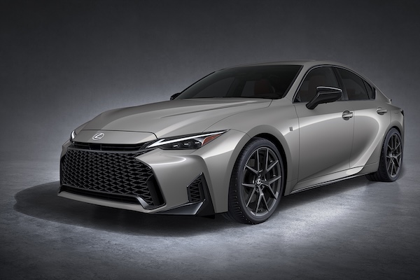 Lexus IS300h 三度小改款車價喊漲！F Sport 車型漲最兇 