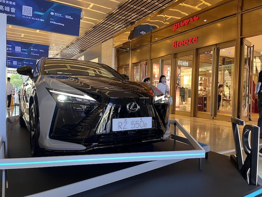 Lexus RZ 小改款，10 月初已先展示 RZ 550e F SPORT。