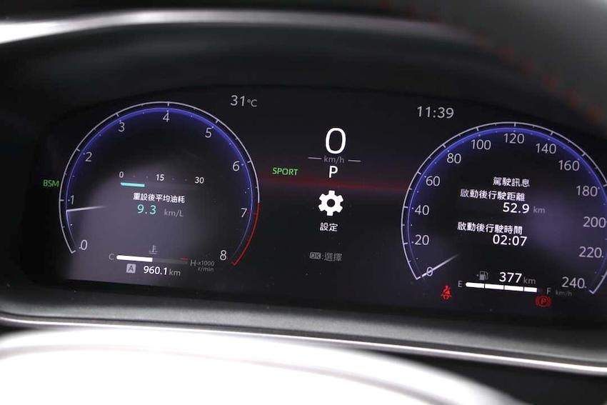 數位儀表板元件提早劣化，將導致無法顯示資訊，增加發生碰撞或受傷的風險。