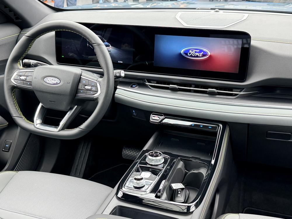 採用科技座艙，導入雙 12.3 吋螢幕。