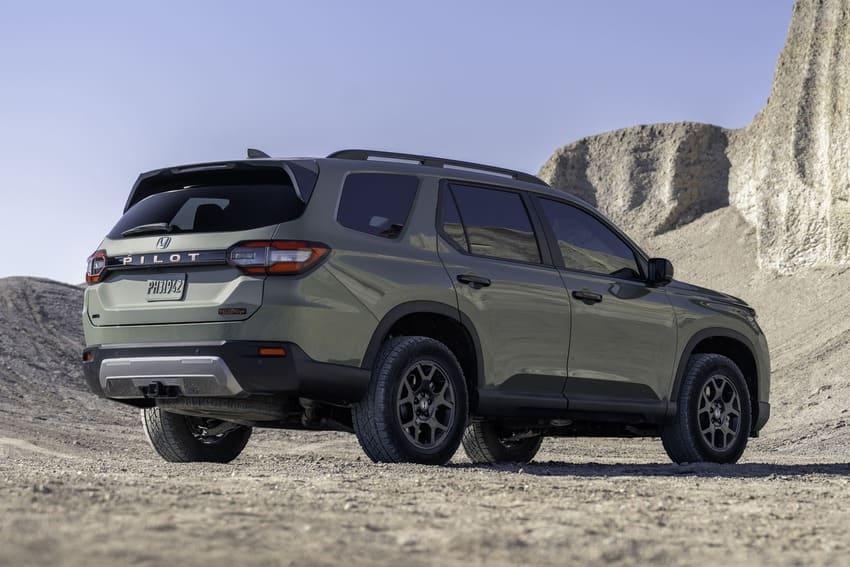 小改款 Pilot 換裝更加粗獷的水箱護罩及前後保桿來展現新意。圖為 TrailSport 車型。