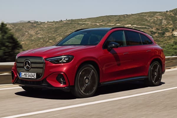 賓士全新 AMG GLC 純電版性能大幅升級！採三馬達坐擁 900 匹馬力輸出