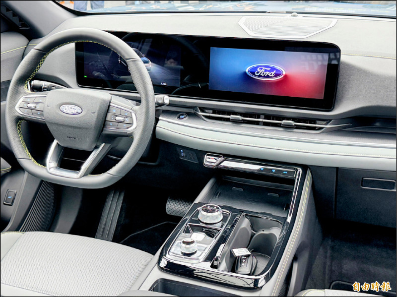 Ford Territory頂規油電旗艦車報到 科技座艙雙色鋪陳顯俐落 家庭休旅規格舒適省油