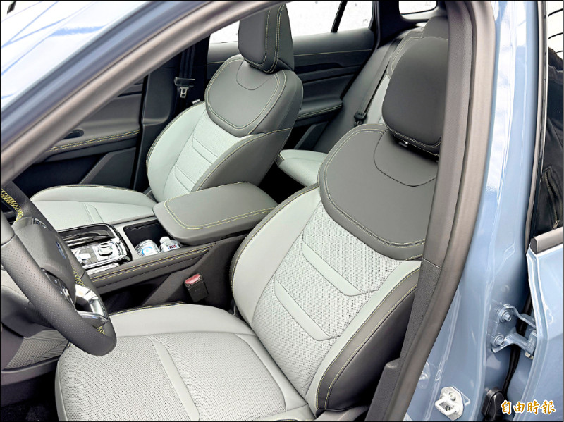 車內乘坐空間寬敞舒適，座椅採用雙色布局，打造質感車室。（記者蘇銘翰攝）