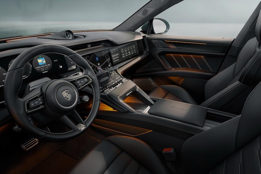 內裝方面，新車導入全新的 Porsche Driver Experience，主視覺由曲面 OLED Flow Display 主控螢幕構成。