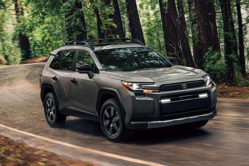 在 AWD 四驅系統及全地形輪胎的加持之下，讓全新 RAV4 Woodland 擁有出色的越野能力。