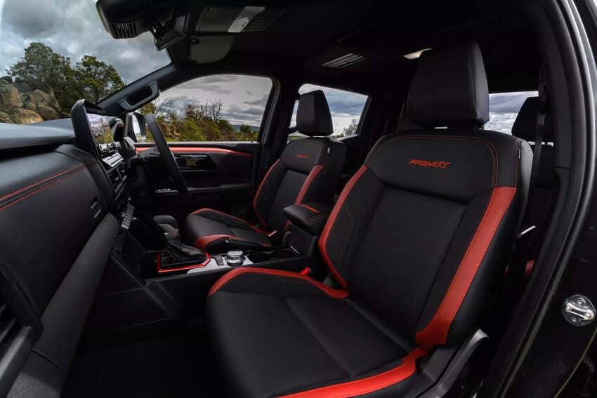 Pro-4X 頂規車型透過專屬熔岩橘元素營造獨特座艙氛圍。