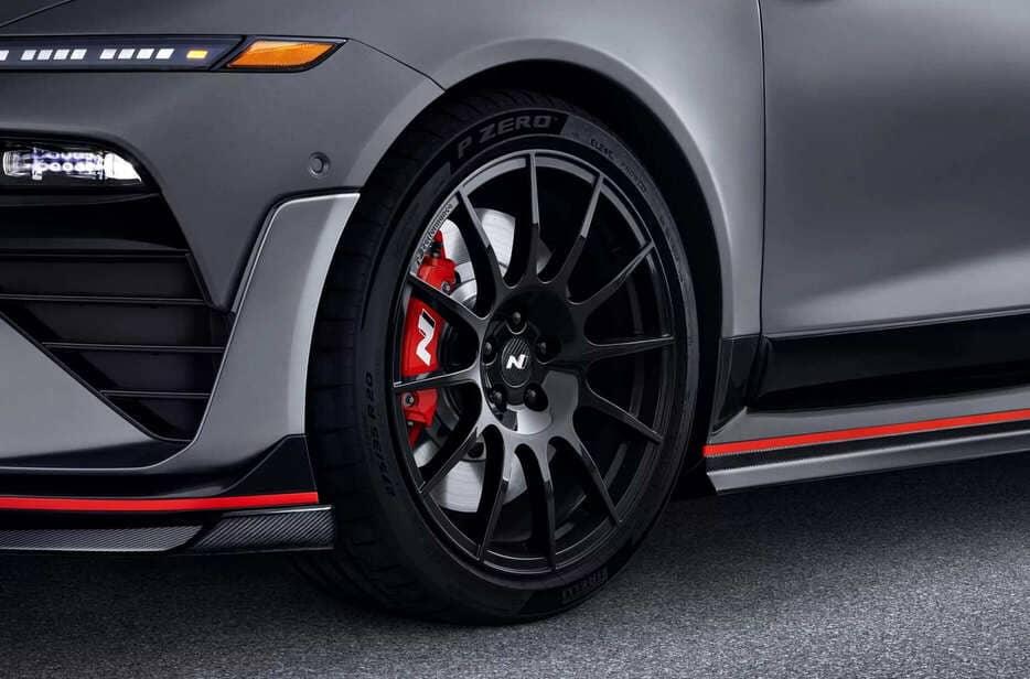 腳下 20 吋多輻式鍛造輪圈也是升級重點，也可減少簧下重量。