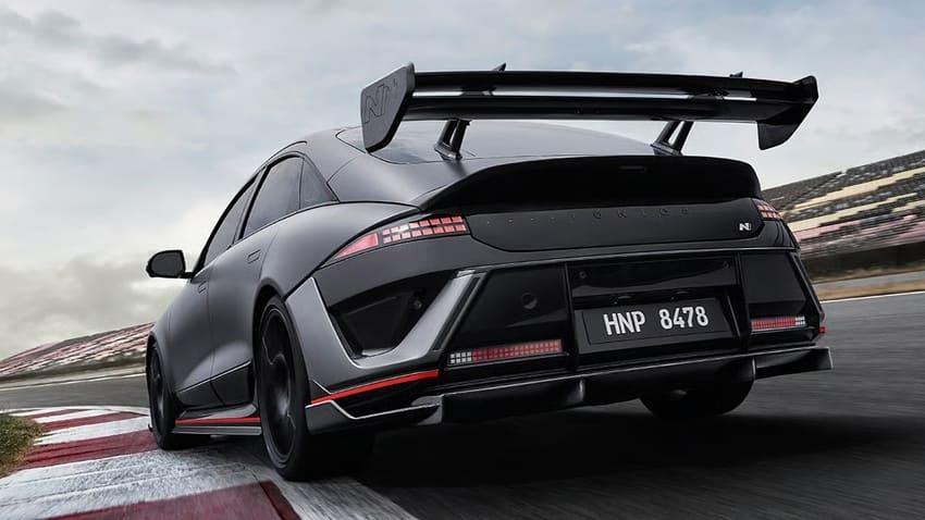 大型固定式擾流尾翼相當搶眼，也可提升高速下壓力強化操控身手。