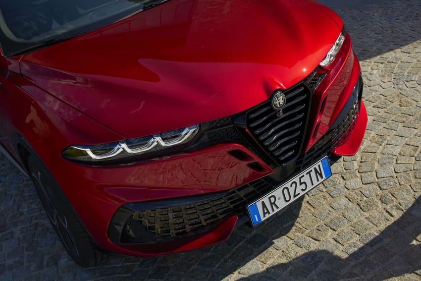 小改款車頭換上新款盾型 V 字水箱護罩，兩側加入導流孔提升動感氣勢。