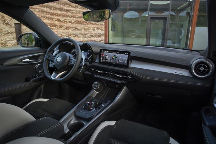 小改款內裝重新調整控台設計，仍是以 12.3 吋數位儀表及 10.25 吋中控螢幕作為科技亮點。