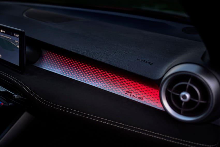 蛇鱗紋漸變色氛圍照明為內裝增添額外亮點。